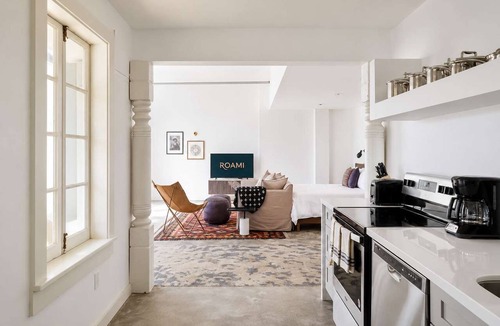 Faubourg Marigny Apartment | Roami at The Mandeville | Studio