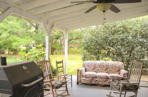 Bay City Apartment | Robin's Nest- Private Suite on Elegant Grounds