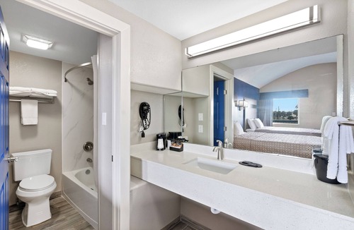 Rockport Hotel | Rockport Beach, pool , Kitchen, 2 queen beds ADA