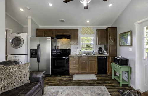 Emory Cabin | Romantic Cabin with Pond Views Great for Couples in Texas