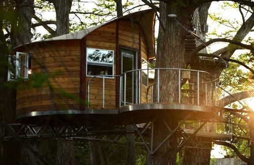 Spicewood RV Rental | Romantic Getaways in Fully-Equipped Tree House Rental in Spicewood, Texas