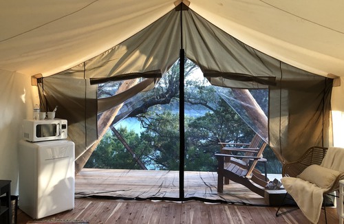 Naumanns Camp Bed & Breakfast | Romantic Lakefront Escape: Massage, Yoga, Winery, Kayaks, SUPs, Krause Springs!