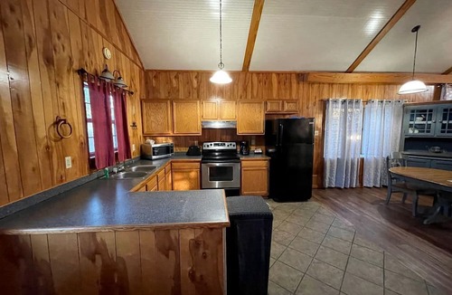 Zwolle Cabin | Romantic Luxury Cabin with Jacuzzi Whirlpool & Pond View Near Zwolle, Louisiana