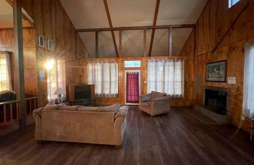 Zwolle House | Romantic Luxury Cabin with Jacuzzi Whirlpool & Pond View Near Zwolle, Louisiana