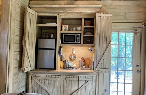 Carthage Cottage | Romantic Secret Cottage near downtown Carthage