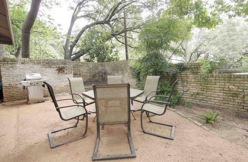 Tarrytown House | Romantic townhouse with private entrance, private patio, WiFi, and full kitchen