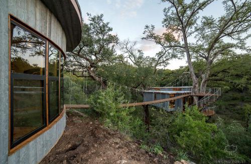 Spicewood House | Romantic Tree House Rental with Soaking Tub near Austin in Spicewood, Texas