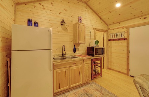 Harper Apartment | Romantic Wine Country Cabin Near Fredericksburg