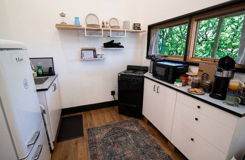 Chestnut Apartment | Rooftop Modern Movie House ❤️ East Austin Studio | Free Parking | Near Downtown