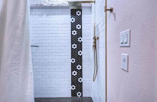 Galveston Hotel | Room 3 Oleander Hotel Family-Friendly Galveston Hotel 1 Mile from Beach