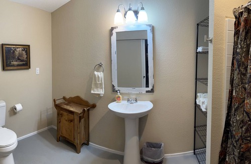 Brandon House | Room 6, sleeps 4 located just 20 mins from the heart of downtown Waxahachie.
