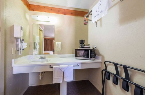 Junction Hotel | Room Near Junction Golf Club - 2.5 miles | Free Parking + Seasonal Outdoor Pool