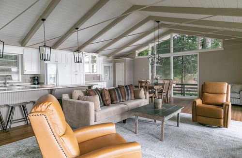 Farmerville House | Round Rock Lodge - Retreat Nestled Among The Trees With Stunning Lake Views