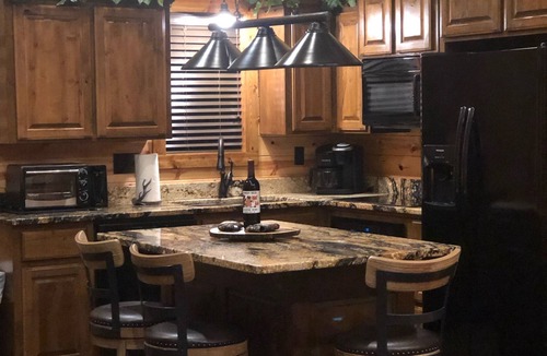 Broken Bow Cabin | Rowdy Beaver Cabin~Fishing~Pool Table~Horseshoes~XBox~Hot Tub~Gas Grill~Fire pit