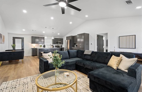 Thackerville House | Royal Flush Villa - King Bed near WinStar