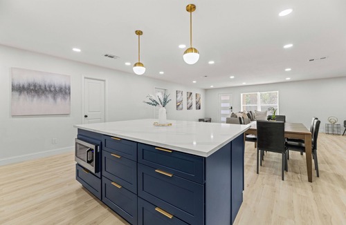 Park Central House | Royal Oaks Haven: 3 Bedrooms With Nature & Style