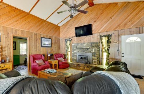 Scranton House | Rural Arkansas Vacation Rental w/Lake Access