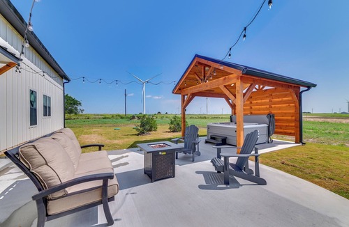 Myra House | Rural Home w/Hot Tub < 7 Mi to Winery & Golfing