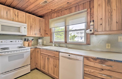 Holden Beach Cottage | Rustic Beachfront Cottage w/Deck & Boardwalk