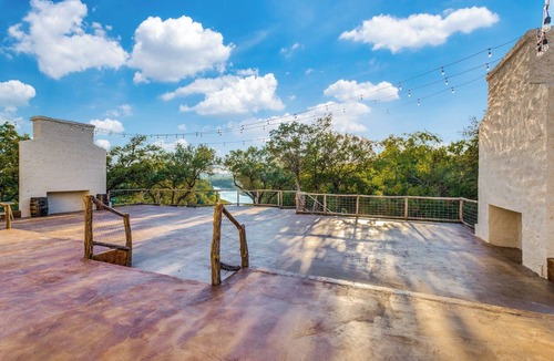 Mineral Wells Cabin | Rustic-Chic 2BR Casita Sleeps 10 Brazos River Views Mineral Wells