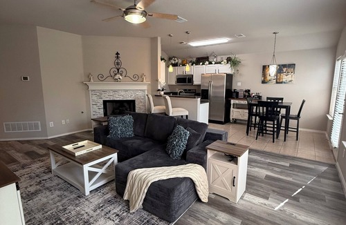 South Arlington House | Rustic-Chic Mansfield Sports & Entertainment Retreat 3-2 Full-Access House