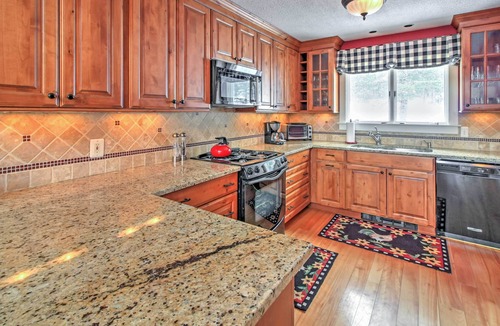 Bromley Mountain House | Rustic Peru Townhome w/Deck - 30 Yards From Slopes