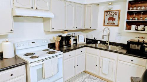 Saginaw House | Rustic Point near the Historic Stockyards