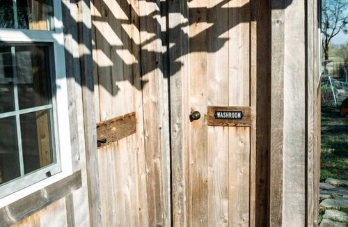 Ferris Cabin | Rustic Tiny House Rental for Weekend Getaways from Dallas