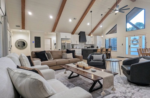 Golden House | Ruvic Retreat: Luxury Getaway - Secluded, Hot Tub & Pickleball