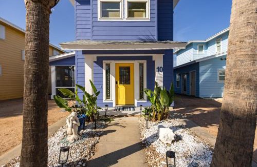 Port Aransas House | Salty Waves | Beach Cottage, Walk to Beach, Pool, Fenced Yard & Grill