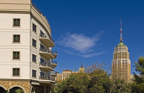 Downtown San Antonio Resort | San Antonio, TX: 1BR w/Whirlpool Tub, Free WIFI, Resort Pool, 0.5 Mi. River Walk