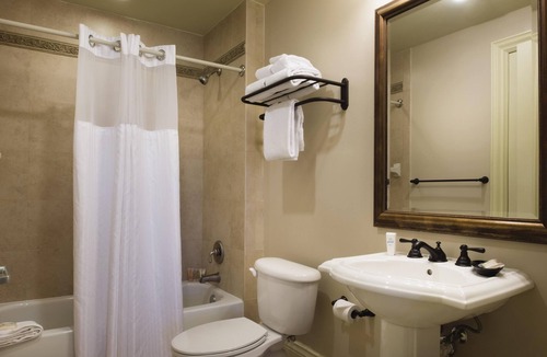 Downtown San Antonio Resort | San Antonio, TX: 2BR w/Whirlpool Tub, Free WIFI, Resort Pool, 0.5 Mi. River Walk