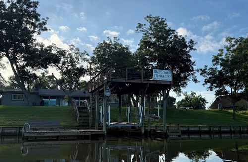 Brazoria House | San Bernard River House 4-BR, 3-B stunning river views, fishing pier, boat lift