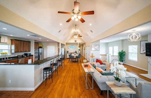 San Leon House | San Leon Vista Del Mare with Pool and Private Pier - Galveston, TX