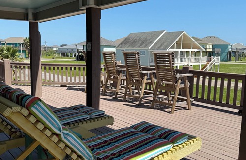 Port Bolivar House | Sandy Blue Heaven– Beach Getaway with Huge Deck great for families! Pet friendly