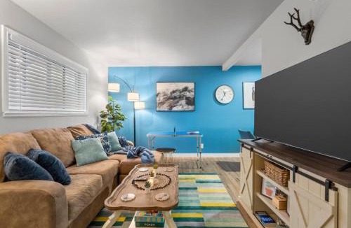 Central Arlington Apartment | Sapphire 1BD AT and T Walkable