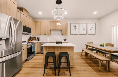 Gresham House | Scandinavian 4BR - King Suite · EV Plug · Sleeps 10