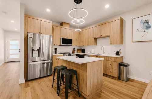 Gresham House | Scandinavian 4BR - King Suite · EV Plug · Sleeps 10