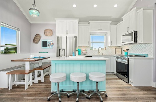 Crystal Beach House | Sea Glass Cottage - Super Cute! Outdoor bar, pet friendly, Sleeps 9