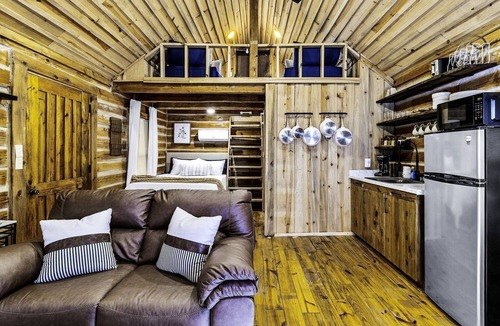 Livingston Cabin | Secluded Cabin Retreat Near Big Thicket & Naskila Casino in Livingston, Texas
