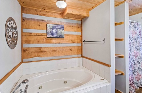 Seven Devils Cabin | Secluded Cabin with Rustic Charm