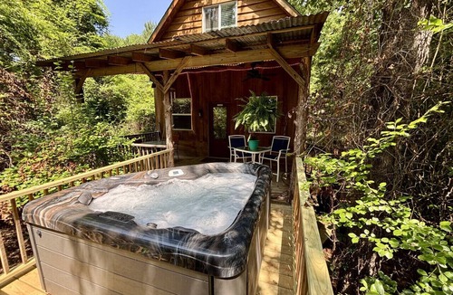 Flint Cabin | Secluded Lake Palestine Cabin with private Hot Tub and Fire Pit