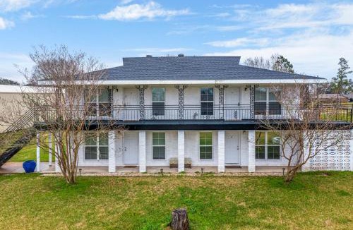 Iowa Apartment | Secret Cajun Retreat Peaceful Corner Stay - HAR 2