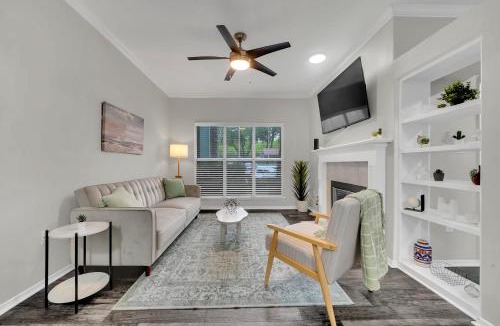 Far North Dallas Apartment | Serene 1BD Retreat - Pool, Gym & Free Parking!