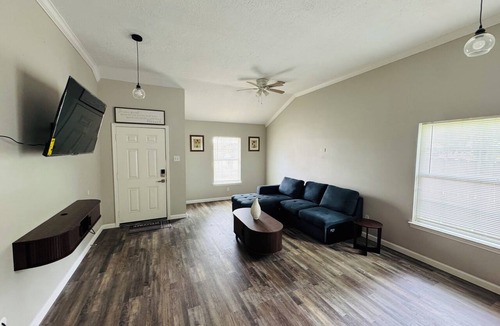 East Downtown Houston House | Serene 2-bedroom estate with AC in vibrant Houston