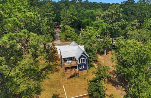 Pointblank House | Serene Lakeside Retreat, Family and Pet Friendly!