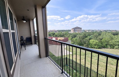 Austin Apartment | Serene & Spacious Bee Cave Luxury Retreat — Private Balcony View — Pool & Gym