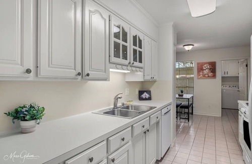 Springlake House | Serene & Spacious Townhouse with Private Patio