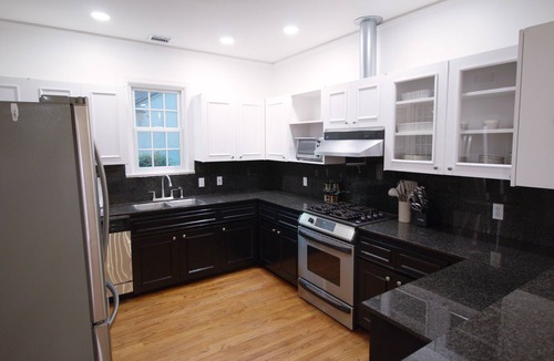 Highlands - Perkins House | Shady Oaks 4 bedroom Compound! 25 min walk to Tiger Stadium!