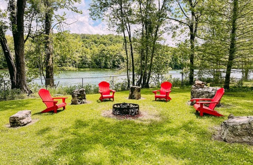 Clarkridge House | Shoals River Cabin- private boat dock, walk-in fishing access, sleeps 12